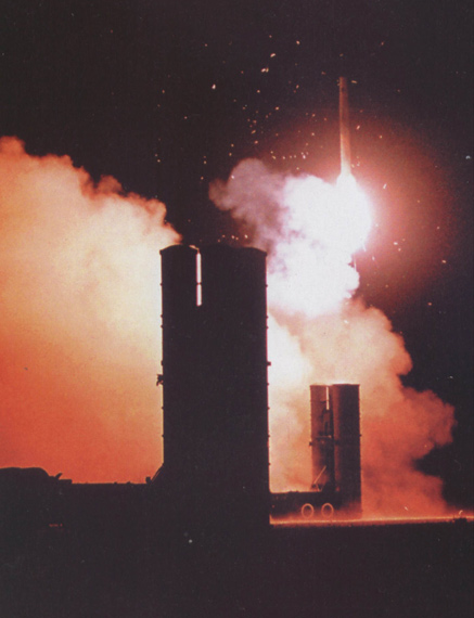 企業(yè)軍訓(xùn)資料圖：解放軍S-300PMU2防空導(dǎo)彈夜間發(fā)射